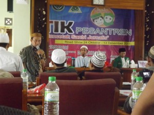 Joko Samudra wartawan MNCTV mempresetasikan meterinya dalam Diklat Jurnalistik Pesantren
