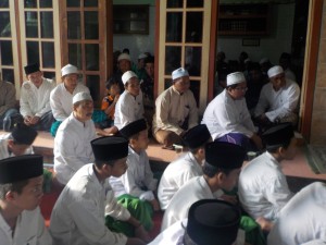 Prosesi wisuda di dalem pengasuh Pondok Pesantren Sidogiri, Rabu (12/12) yang lalu.