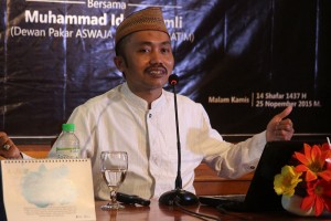 Ust Idrrus Romli saat menjelaskan materinya