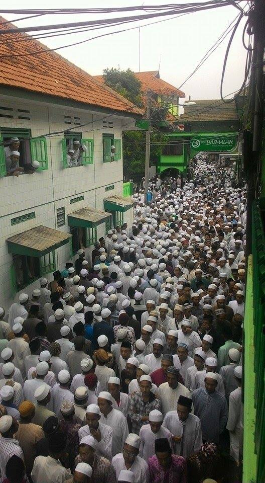 Berjubel: Belasan ribu takziyah alm. Mas Muhammad Kholil Rahman Abd. Alim berjubel memadati jalan utama Pondok Pesantren Sidogiri 