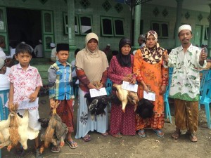 Teduh: Relawan LAZ Sidogiri menyerahkan ayam kampung kepada para mustahik yang terletak di wilayah Bangkalan