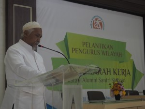 Khidmad: KH. Fuad bin Noer Hasan atas nama Majelis Keluarga Pondok Pesantren Sidogiri meresmikan pelatikan Pengurus Wilayah IASS