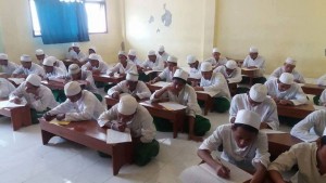 Khusu': Peserta Imni Tsanawiyah sedang mengisi lembar jawaban fan Fikih di gedung as-Suyuthi, Kamis siang