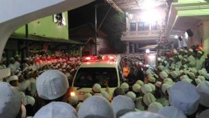 Ribuan santri berkerumun memberikan penghormatan terakhir kepada Abdul Qodir al-Jilani