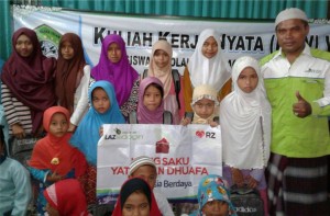 Sumringah: Para yatim bersama Branch Manager LAZ Sidogiri Bali, HM. Imam Musleh