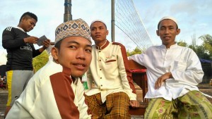 Ikut kontrol: Wakil Ketua Panitia Ikhtibar (baju putih) saat mengontrol jalannya pertandingan volley ball