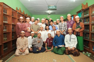 Awak redaksi media PPS berpose bersama Kang Ube (tengah bersonggkok hitam) Fotografer Jawa Pos Radar Bromo