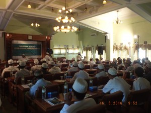 Antusias: Para audien menyimak penjelasan tentang kitab Syamailul Muhammadiyah