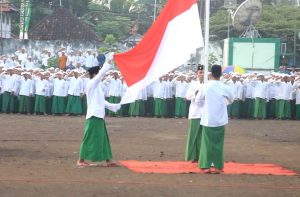 Bendera Siap!: Upacara pengibaran sang saka merah-putih di lautan seragam putih-hijau.