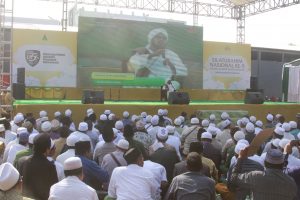 Khidmat: Belasan ribu alumni dari berbagai wilayah menyimak mauidhoh dari Habib Taufik bin Abdul Qodir As Segaf