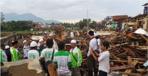 Prihatin: TIM Peduli Bencana LAZ Sidogiri Jabodetabek dan Relawan FPI di lokasi kerusakan akibat banjir bandang Garut.
