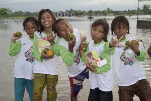 Ceria: Santri Metal tampak berigu ceria menerima santunan dari LAZ Sidogiri seakan mereka sudah melupakan banjir yang masih mengenangi tempat istirahat.