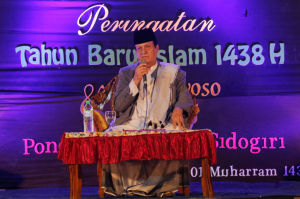 Sumringah: Habib Mahdi bin Hasan Al Haddar menyampaikan tausiyahnya