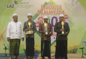 Bangga: Para Koordinator Grup Al Banjari yang berhasil mengondol tropi penghargaan sebagai juarawan