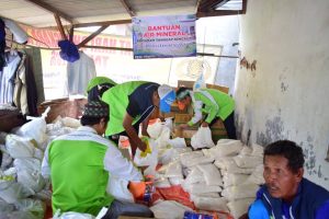 Berjibaku: Relawan mendistribukan sembako di Posko tanggap bencana LAZ Sidogiri