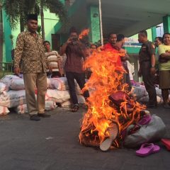 Kalimat Muadzom Berada di Sandal, Hukumnya?