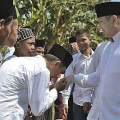 Mencium Tangan kiai