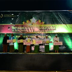 Tumbuhkan Semangat Murid Melalui Pembagian Hadiah