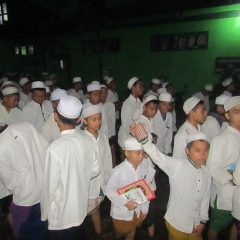 Tetap Mengikuti Kegiatan Meskipun Banjir Melanda