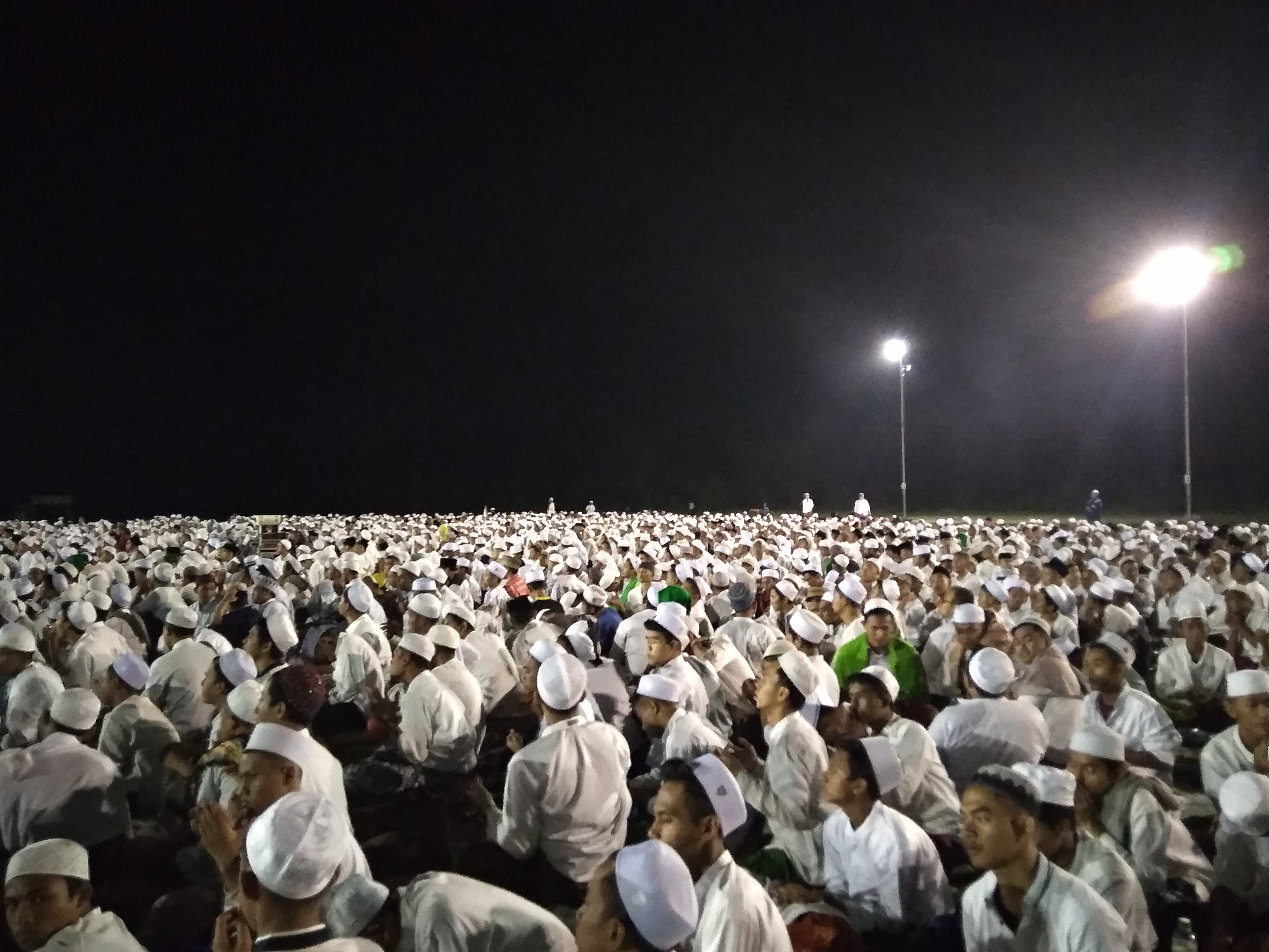 suasana ketika acara iqrar Santri, tampak santri hampir memenuhi lapangan Sidogiri