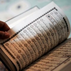 Membuka Al-Qur’an dengan Ludah