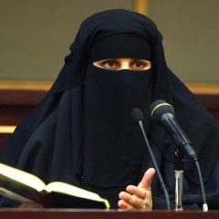 Wanita Baca al-Qur’an Pakai Pengeras Suara