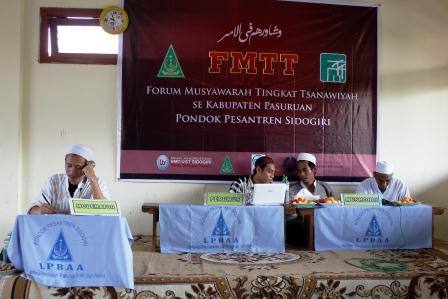Tampak Ust. Aminulloh Mazid berdiskusi dengan perumus sebelum memutuskan jawaban