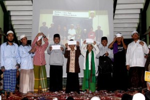 Juara: grup shalawat Sifa'ul Qulub (baju putih) dinobatkan sebagai juara pertama kategori  pemula