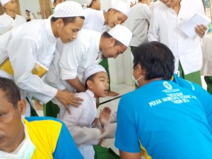 Takut: murid Tarbiyah Idadiyah takut diimunisasi oleh tim medis di masjid Jami' Lt. II