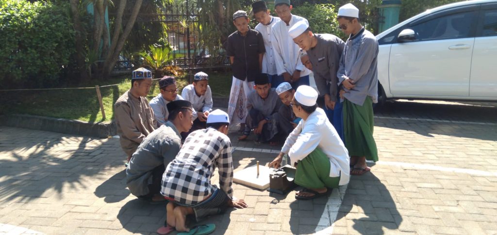 Antusias para anggota LFS mempelajari bencret bersama pembina